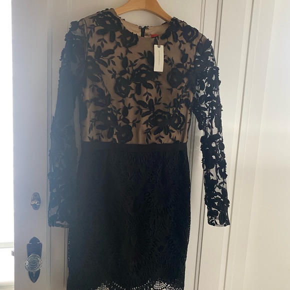 Monique Lhuillier Dresses & Skirts - Brand new Monique Lhuillier Lace Dress. Size US 8. Scalloped lace on trim.
